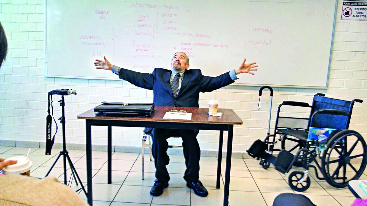 Desde su entrada por última vez a la que fue su casa por 57 años, hasta la despedida de pie en el salón 104 de Filosofía, Batis fue chispeante (CORTESÍA LEOPOLDO LEZAMA)