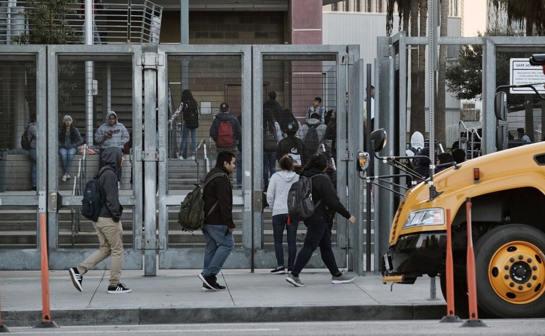 La iniciativa autoriza que varios centros universitarios de la región fronteriza de California con México concedan a estudiantes que viven en el noroccidental estado mexicano de Baja California los mismos costos de estudios que a los residentes legales y ciudadanos estadounidenses.
