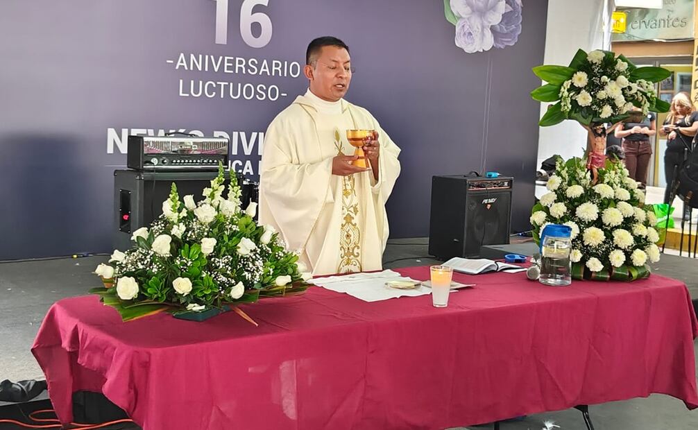 Cómo cada 20 de junio, familiares y amigos de los jóvenes que hace 16 años murieron en la discoteca News Divine, acudieron a la misa que tradicionalmente se realiza en lo que fuera la discoteca. Foto: