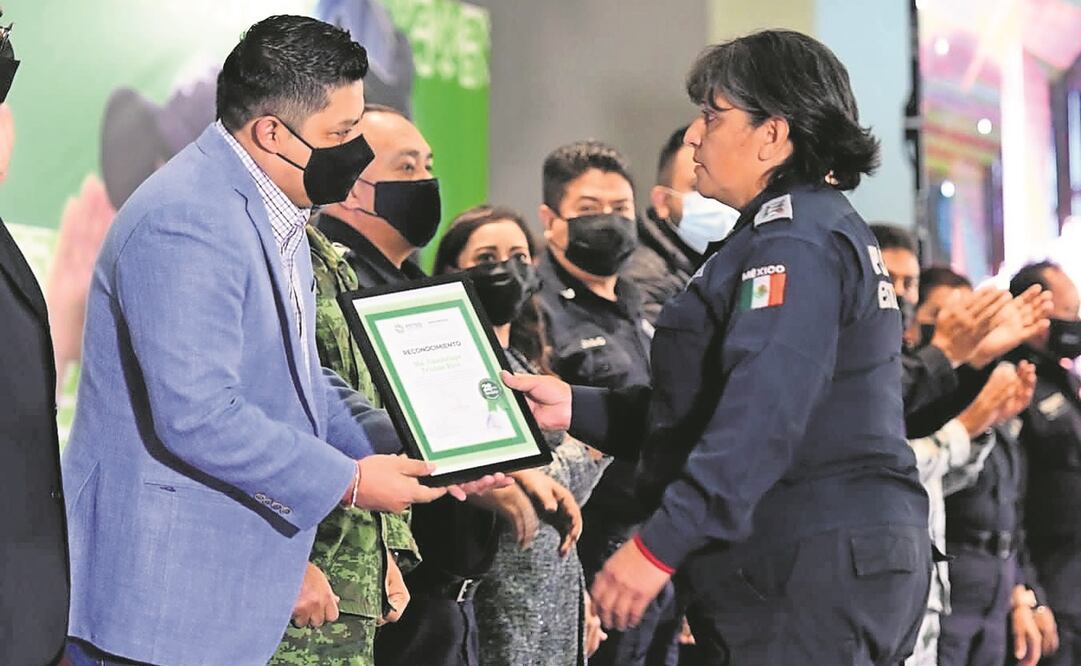 El gobernador potosino Ricardo Gallardo Cardona entregó reconocimientos a elementos de la Policía Estatal. Foto: ESPECIAL