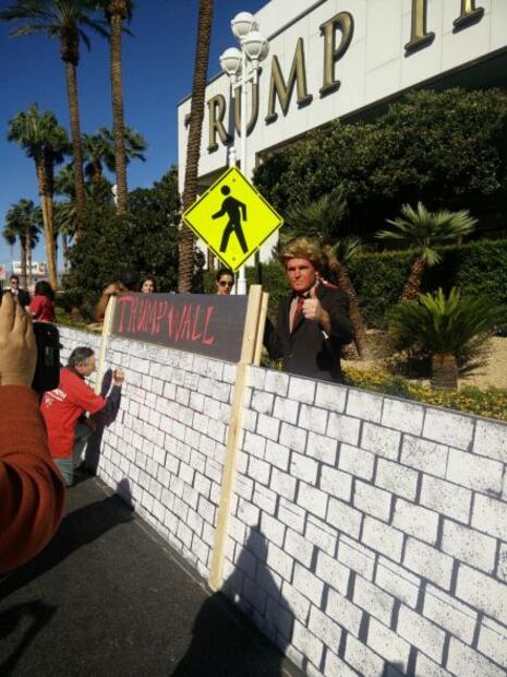 Con “muro” de taco trucks protestan frente a hotel de Trump