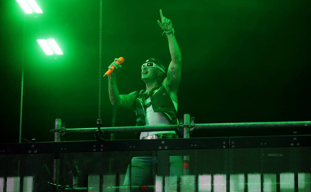 Feid pasó de llenar un teatro para 10 mil personas a un estadio al aire libre para 65 mil en la Ciudad de México. Foto: Carlos Mejía/EL UNIVERSAL.