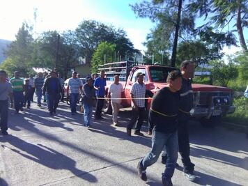 Amarran y exhiben a presuntos ladrones en Oaxaca