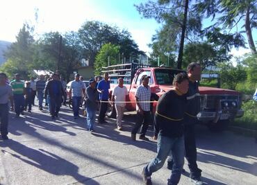 Amarran y exhiben a presuntos ladrones en Oaxaca