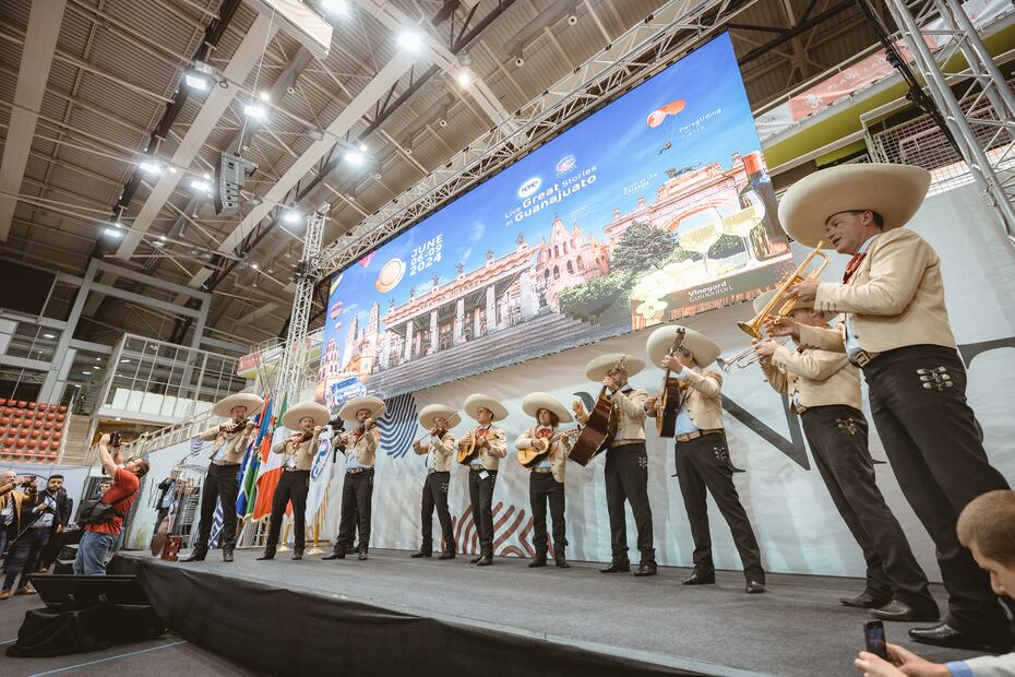 La noticia comenzó al son de mariachi