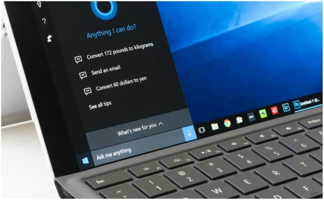 En Windows 10, la configuración predeterminada le dice a Cortana que responda a cualquier voz que llame "Hey Cortana", incluso cuando la computadora está bloqueada