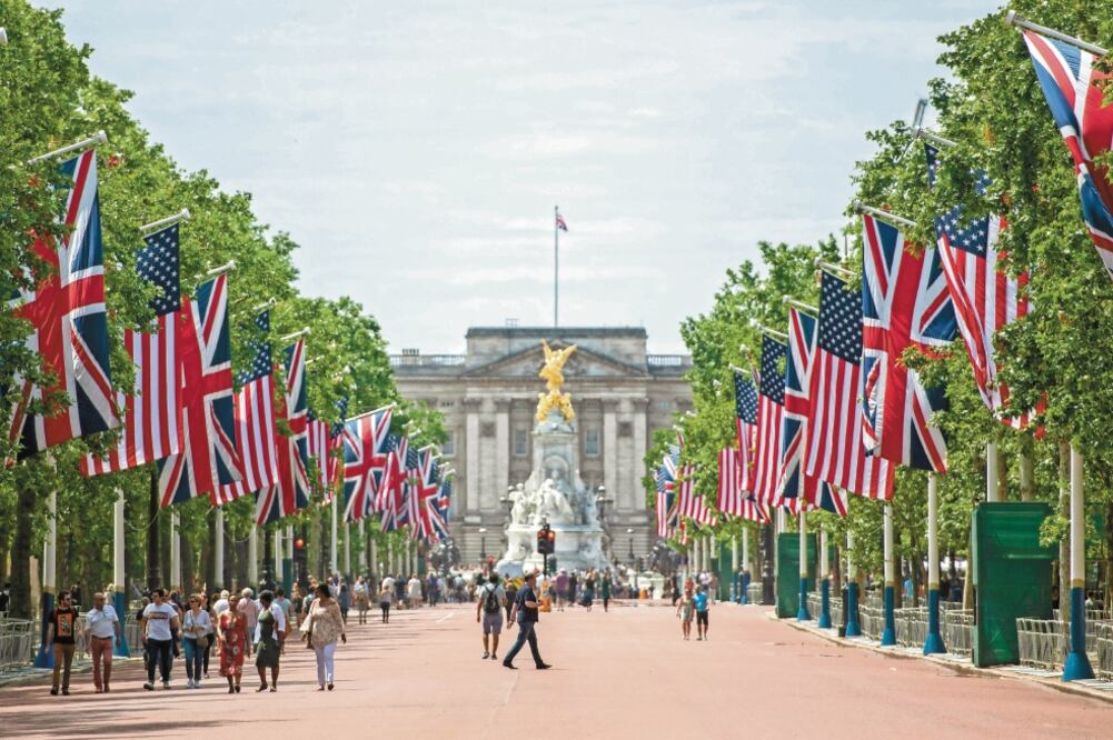 La calle Mall que lleva al monumento a la Reina Victoria, frente al Palacio de Buckingham, en Londres, adonde acudirá hoy el presidente de EU, Donald Trump. Foto: DAVID MIRZOEFF. AP