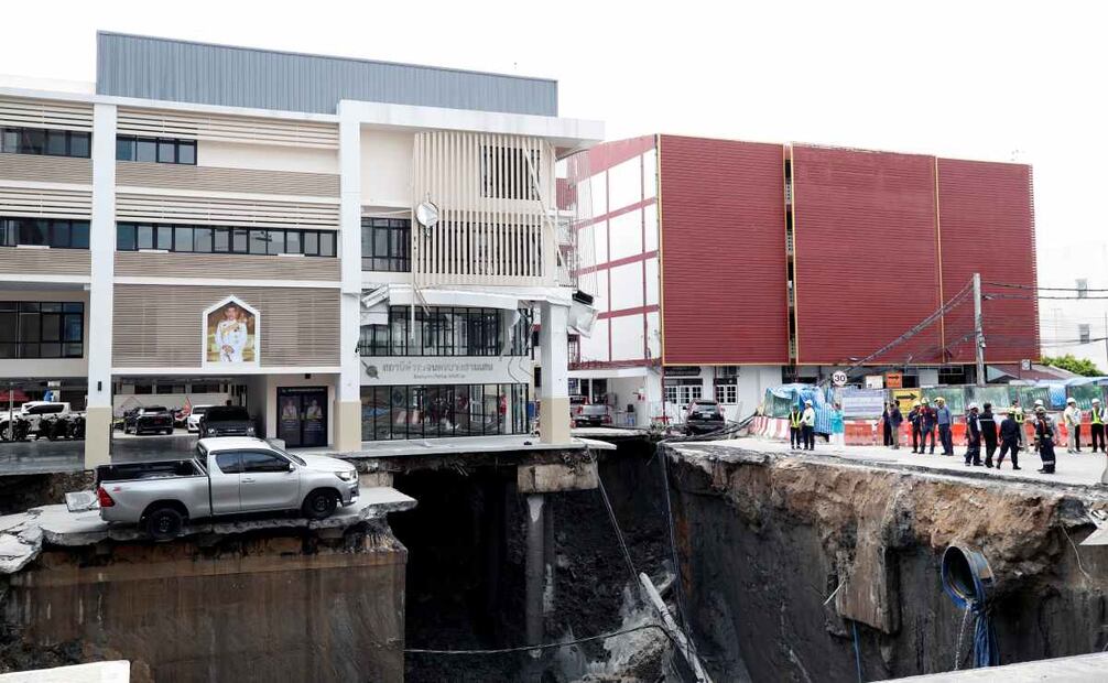 Personal de los servicios de emergencia tailandeses inspecciona un gran socavón donde quedó atascado un vehículo tras un derrumbe en Bangkok, Tailandia, el 24 de septiembre de 2025. Una importante calle del distrito de Samsen de Bangkok se derrumbó, creando un socavón de unos 50 metros de profundidad, 30 metros de ancho y 30 metros de largo, pero no se reportaron heridos. Foto: EFE