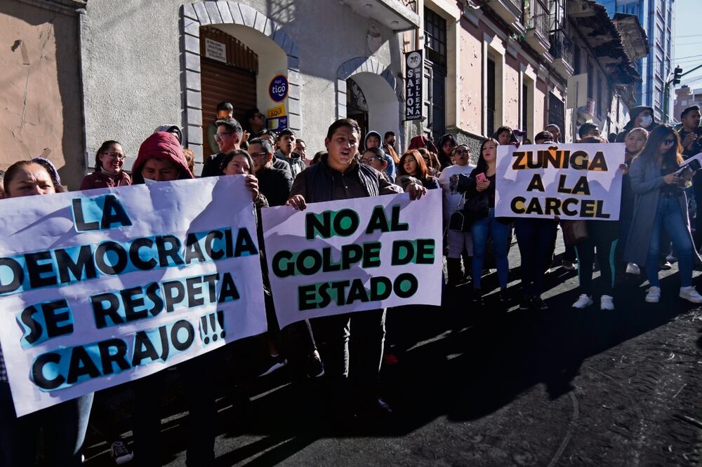 Simpatizantes del presidente Luis Arce sostienen pancartas durante una manifestación en La Paz, Bolivia, el pasado viernes 28 de junio, dos días después de una intentona golpista. Foto: Juan Karita | AP