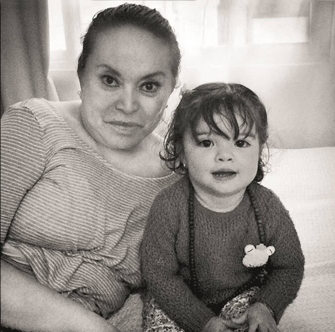 Una foto de Elba Esther Gordillo y su nieta Tonantzin fue subida a Facebook por la esposa de René Fujiwara, nieto de la ex lideresa magisterial (ESPECIAL)