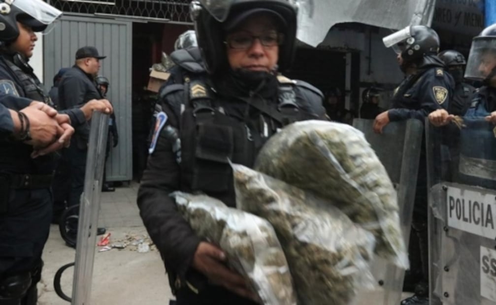 Un túnel, 31 detenidos, droga y 1.5 millones de pesos, saldo durante operativo en Tepito 