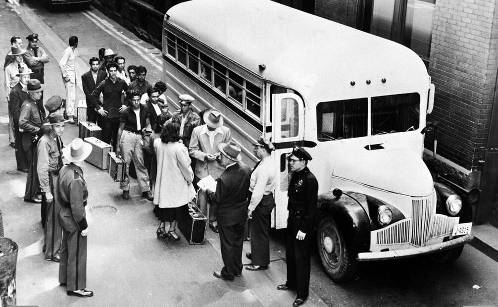 Repatriación de mexicanos en Los Ángeles. “Una política de previsión nos hubiera salvado del bochorno [miles de deportados]. Desde que pusieron barreras a la inmigración europea era evidente que se pondrían barreras a los nuestros. Nuestro desastre es que no podemos ofrecer trabajo a los que se fueron cuando hay tantos sin trabajo entre los que se quedaron”, palabras de Vasconcelos en 1929. Foto: Los Angeles Times/ESPECIAL.