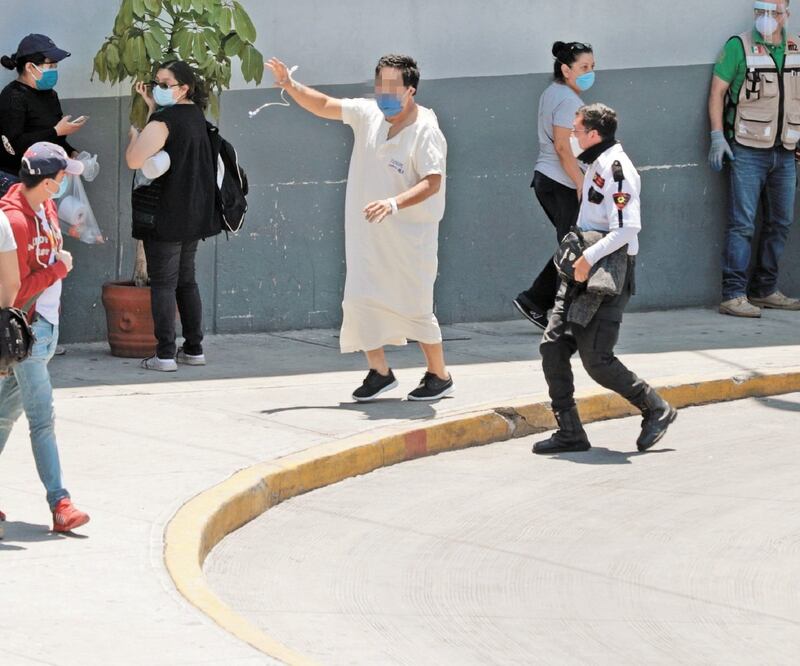 Aún con la bata puesta, el hombre salió del área de confinamiento y echó a correr hacia el estacionamiento del hospital, donde guardias lo calmaron. FOTOS: ADRIANA HERNÁNDEZ. EL UNIVERSAL
