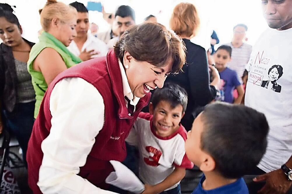Delfina Gómez durante un mitin, donde estuvo en contacto con hijos de simpatizantes; rechazó participar en un tercer debate entre candidatos. (TOMADA DE FACEBOOK)