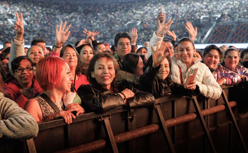 Fans de Luis Miguel de todas las edades se preparan para el show de esta noche en el estadio GNP. Foto: Yaretzy M. Osnaya/ EL UNIVERSAL