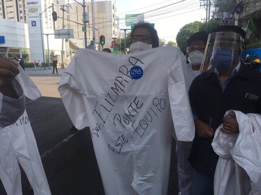 Personal médico del hospital Adolfo López Mateos, ubicado en avenida Universidad. Foto: Armando Martínez