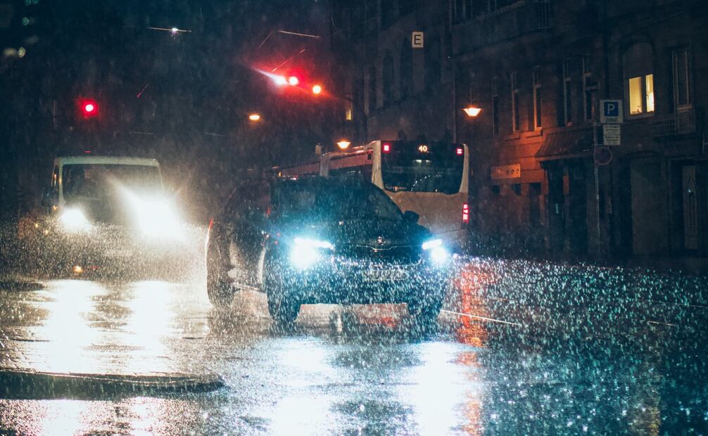 Nuestro coche puede verse afectado durante esta temporada de lluvias. Foto: Unsplash
