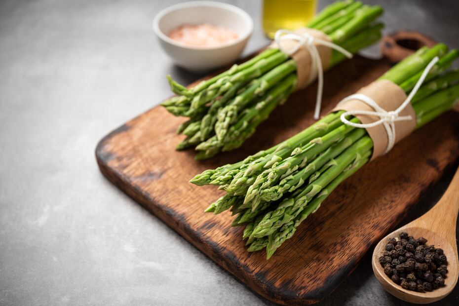 Los espárragos, apio y jengibre son alimentos diuréticos. Foto: Freepik