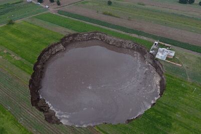 Sujetos logran burlar vigilancia y se graban orinando en la orilla del socavón de Puebla 