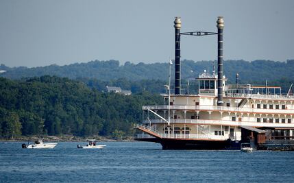 Suman 17 muertos por naufragio de bote en lago de Missouri