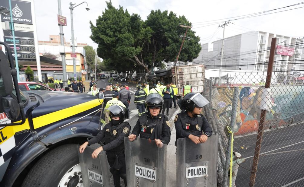Tráiler vuelca en San Antonio Abad; usuario de patín resulta herido al quedar bajo la carga. Foto: Especial