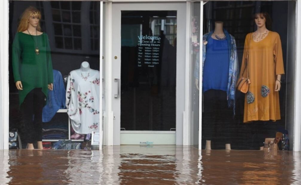 Tormenta "Dennis" azota Gran Bretaña; emiten “aviso rojo” por inundaciones