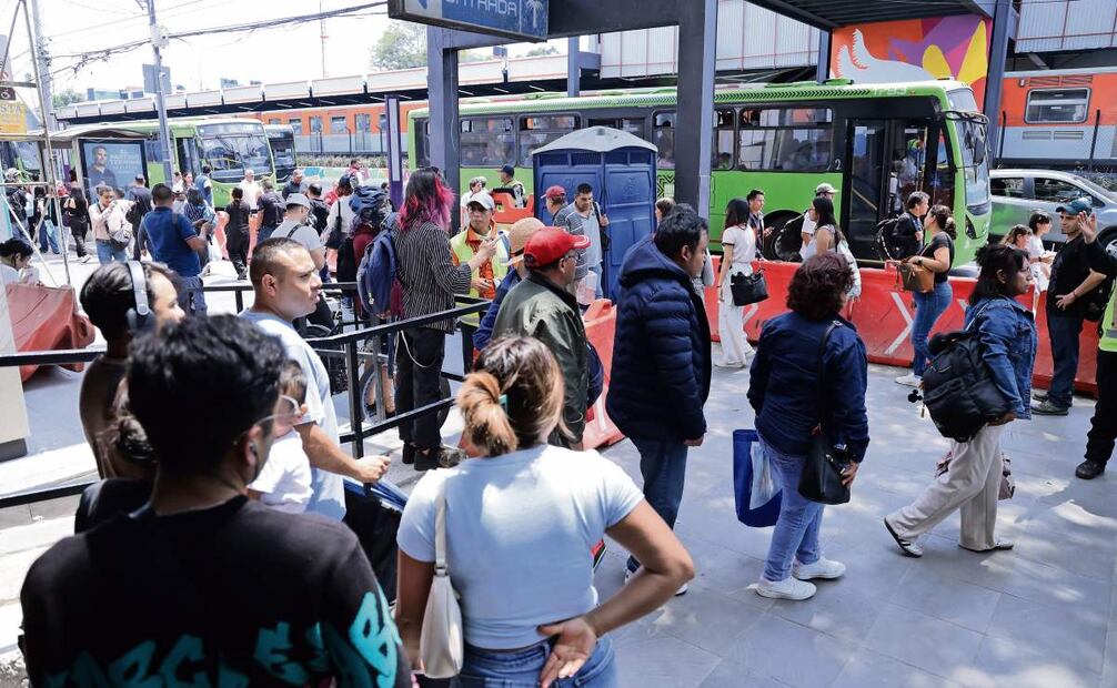 Usuarios de la Línea 2 del Metro hicieron largas filas en Xola para abordar la unidad de RTP por el cierre de las estaciones Viaducto y Chabacano. Foto: FERNANDA ROJAS/EL UNIVERSAL