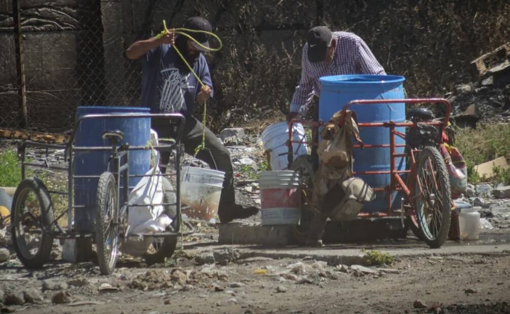 Llegaban con motobombas que conectaban a la red hidráulica y obtenían el agua, sin que alguna autoridad se los impidiera, durante todo el día.
Foto: Luis Camacho