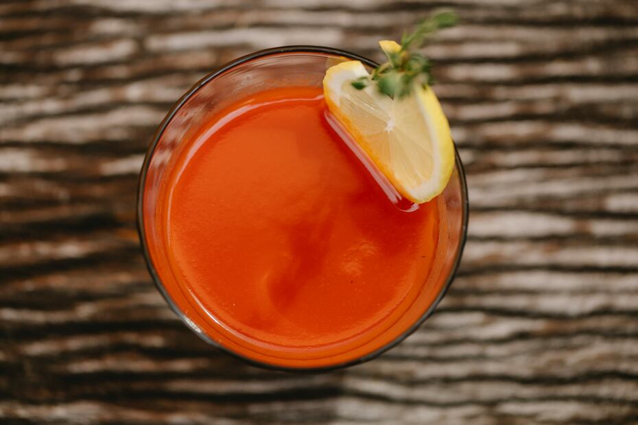 El cóctel vampiro debe consumirse con moderación por su contenido de alcohol. Foto: Pexels