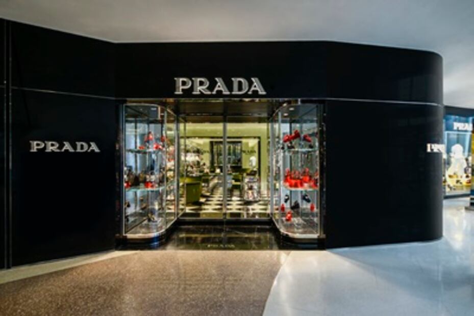 La tienda más lujosa de Prada reabre sus puertas