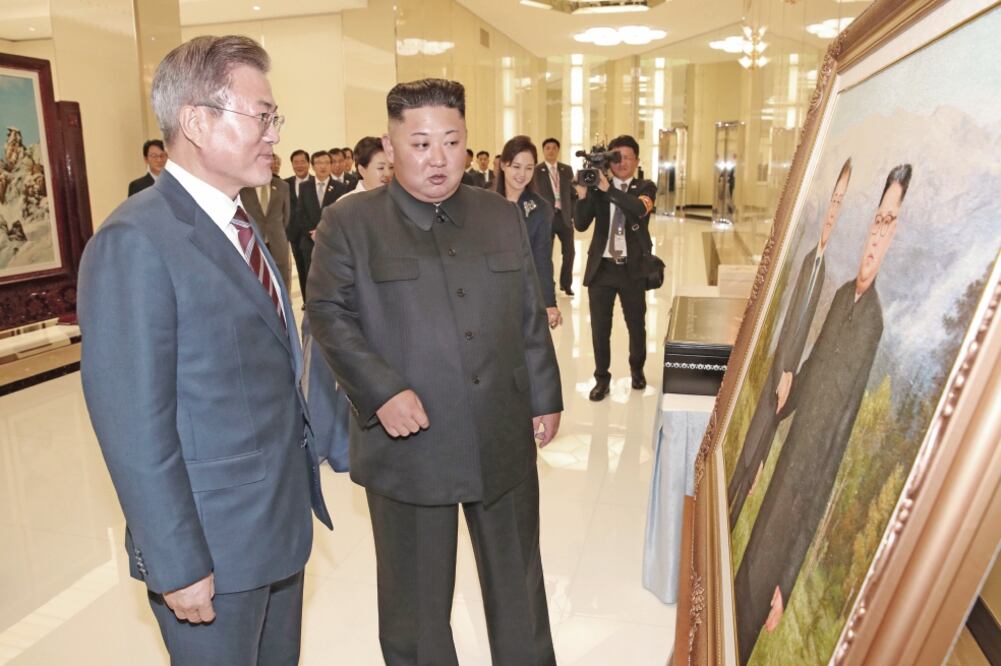 Los presidentes surcoreano (izq.) Moon Jae-in, y norcoreano, Kim Jong-un, observan un retrato de ellos, durante su reunión de ayer en Pyongyang. Foto: AP