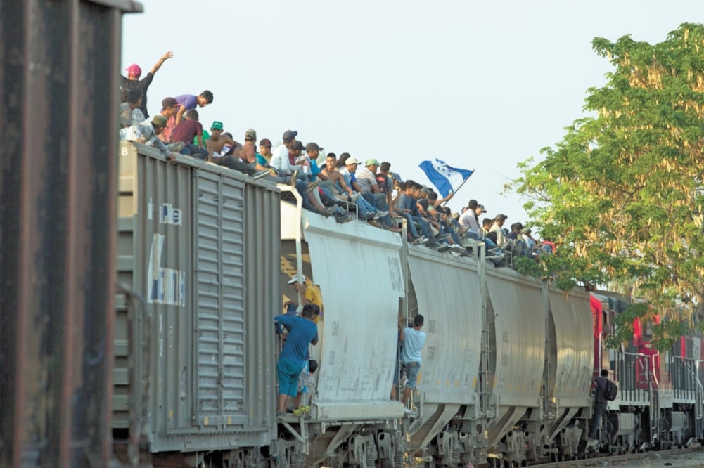 Migrantes centroamericanos viajan montados en el lomo del tren La Bestia , con el fin de atravesar México y llegar a Estados Unidos. Foto: MOISÉS CASTILLO. AP