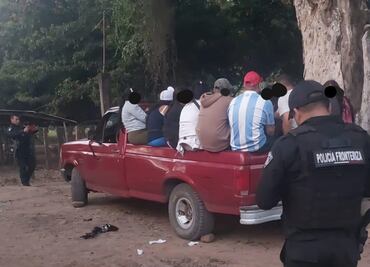 Rescatan a 25 migrantes cubanos abandonados en carretera ejidal de Suchiate, Chiapas; hay 6 menores entre ellos