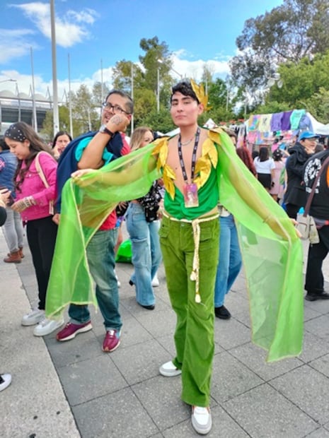 Carlos, por su parte, presumió su outfit el cual fue confeccionado por su madre. Foto: Araceli García/ EL UNIVERSAL