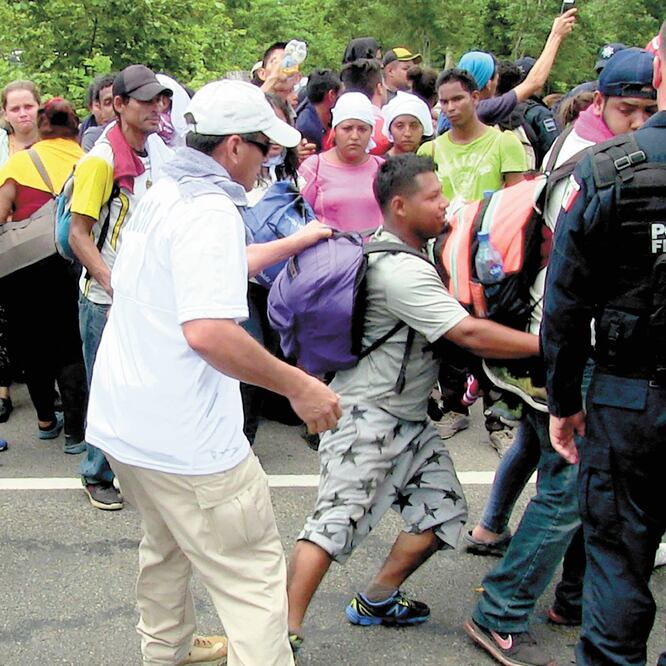 Migrantes centroamericanos que ayer fueron detenidos por las autoridades, cerca de Metapa, Chiapas. MARÍA DE JESÚS PETERS. EL UNVIERSAL