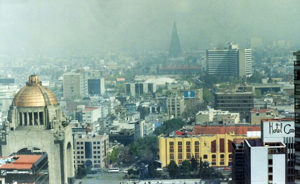 Ciudad de México, 1995, cubierta por la contaminación. De acuerdo con EL UNIVERSAL, a inicios de los 60, el aire de México tenía un “olor a ‘mercaptans’”, compuestos de azufre que expiden aroma putrefacto; a eso olía nuestro país. Foto: René Rosainz/EL UNIVERSAL