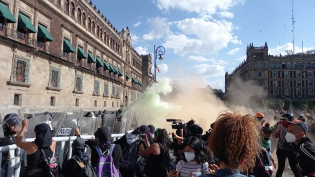 Policías de la CDMX contienen a feministas en Palacio Nacional