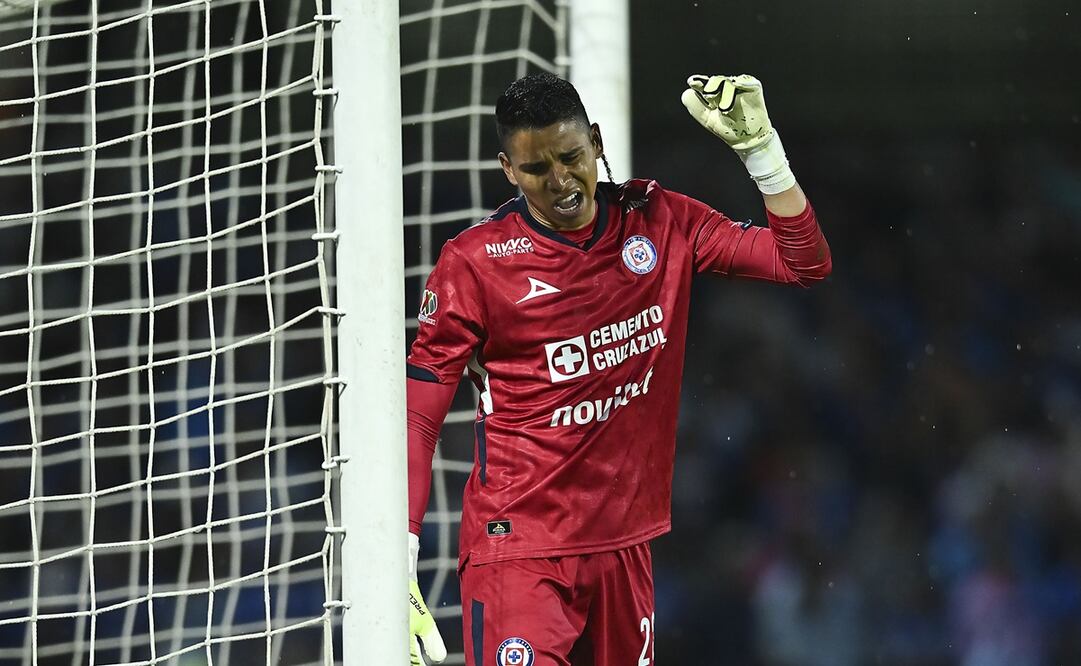 El guardameta Kevin Mier durante el partido entre Cruz Azul y Querétaro | FOTO: Imago7