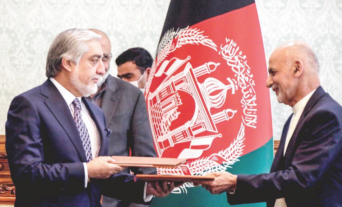 Resolución. Abdulá Abdulá y el presidente Ashraf Ghani intercambian documentos después de firmar un acuerdo de reparto de poder. Foto: AFP