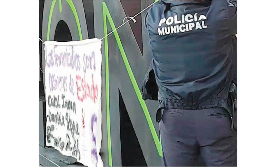 Descontento. La policía retiró las mantas instaladas en las letras León, afuera del ayuntamiento, pese a la molestia de las manifestantes. Foto/ESPECIAL