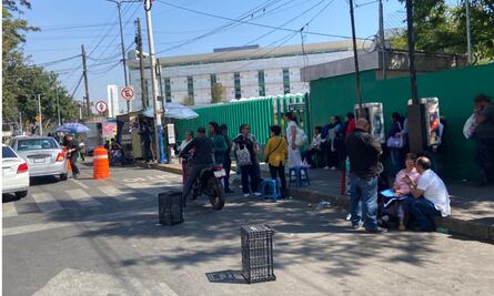 FOTOS: Franeleros, dueños de las calles; ofrecen planes semanales para cuidar autos en hospitales de CDMX