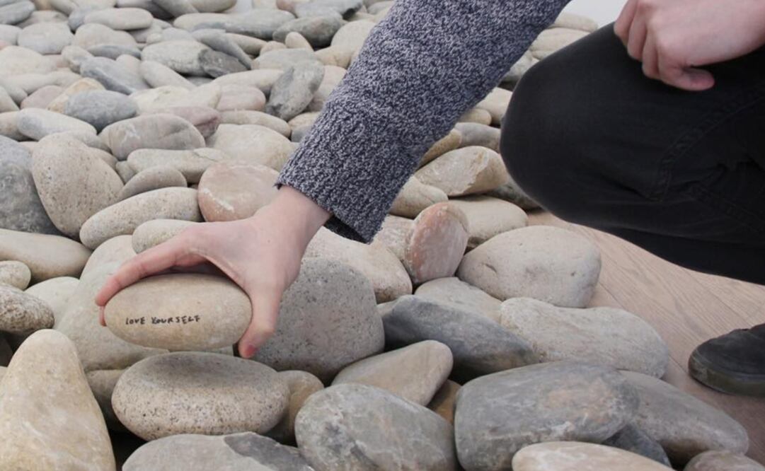 La roca formaba parte de la instalación "Stone Piece", de Yoko Ono. Foto: Tara Fillion / Gardiner Museum / Instagram