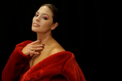 Ashley Graham incendia Instagram con sesión de fotos en bikini