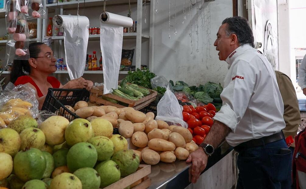 Candidatos visitan mercados, uno regala peluches. Foto: Javier Cabrera Martínez