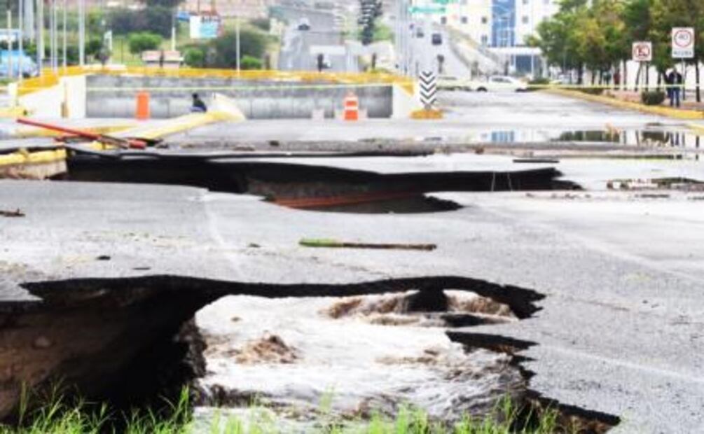 Se abre socavón en Querétaro por lluvias; reportan inundaciones