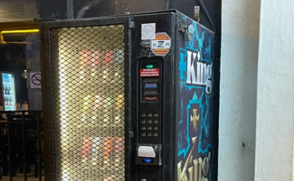 Las máquinas expendedoras ofrecen distintos modelos de vapeadores con precios que van de 400 a 600 pesos. Fotos: de Miriam Ramírez.