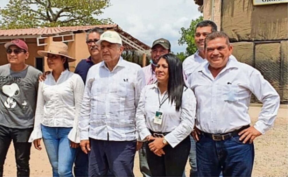 Brenda Meza Sandoval (der.) reconoció haber trabajado para la Secretaría de Bienestar entre 2024 y 2025, cuando la Marina tomó posesión de los predios del Polo de Desarrollo II. Foto: Especial