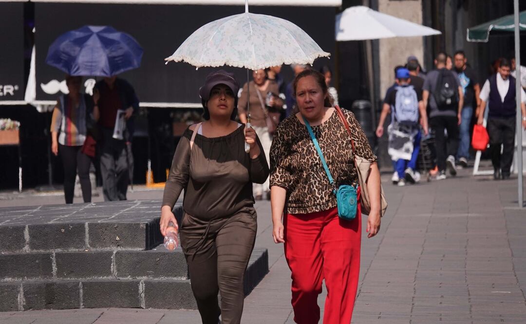 Mujeres se cubren de los fuertes rayos del sol debido a la ola de calor que se presenta en la capital.
FOTO: GRACIELA LÓPEZ /CUARTOSCURO.COM