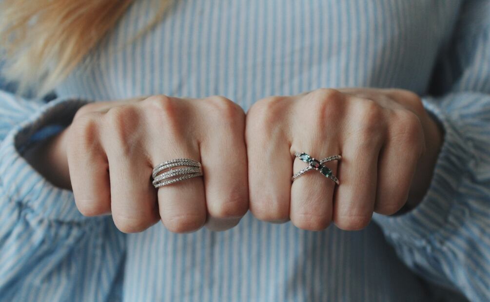 Sigue este método para limpiar la joyería de plata. Foto: Freepik