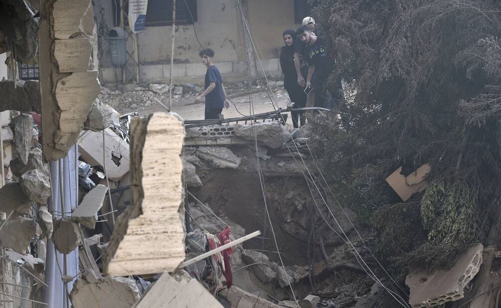 Un hombre inspecciona edificios destruidos en el barrio Haret Hreik de los suburbios del sur de Beirut, después de los ataques militares israelíes en Beirut, Líbano. Foto: EFE